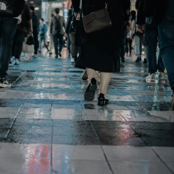 渋谷の街を歩く人々の足元