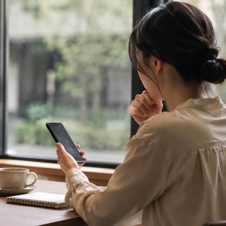 婚活について静かに考えている人の様子