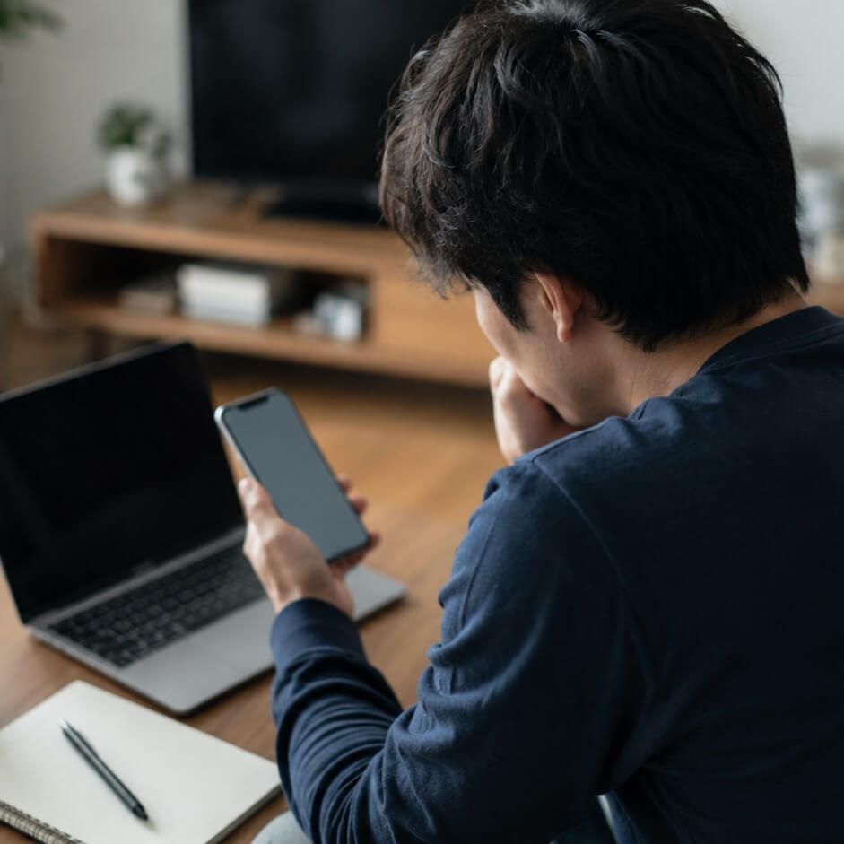 婚活に悩み、ひとりで考えている人の様子